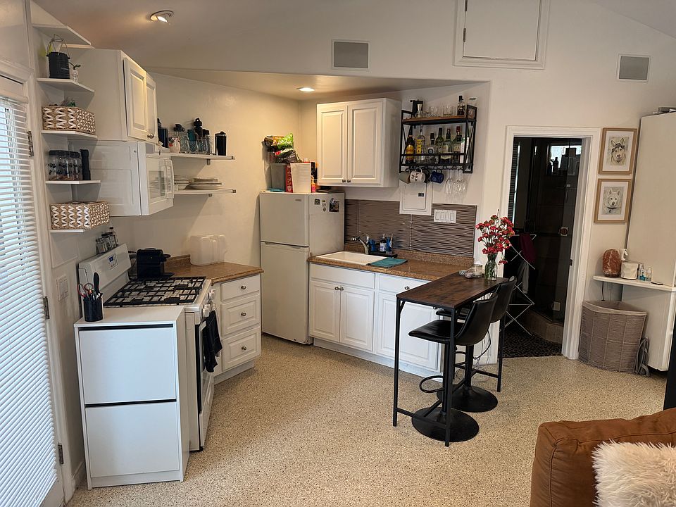 Full Kitchen (3/4 Fridge, no Dishwasher)