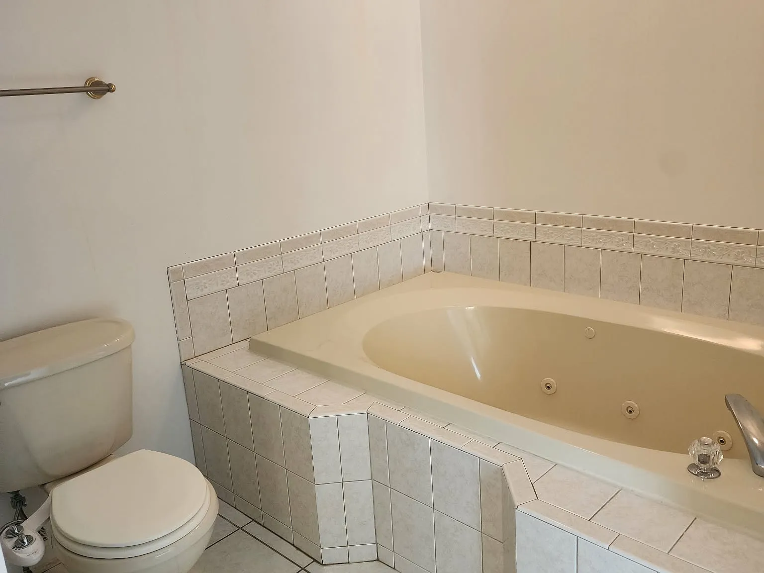 4 bed, 2.5 bath, 2070 sqft, $3,000 — Photo 3
