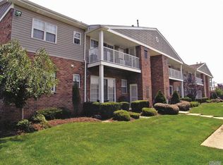 135 Westwood Dr APT 149, Westbury, NY 11590