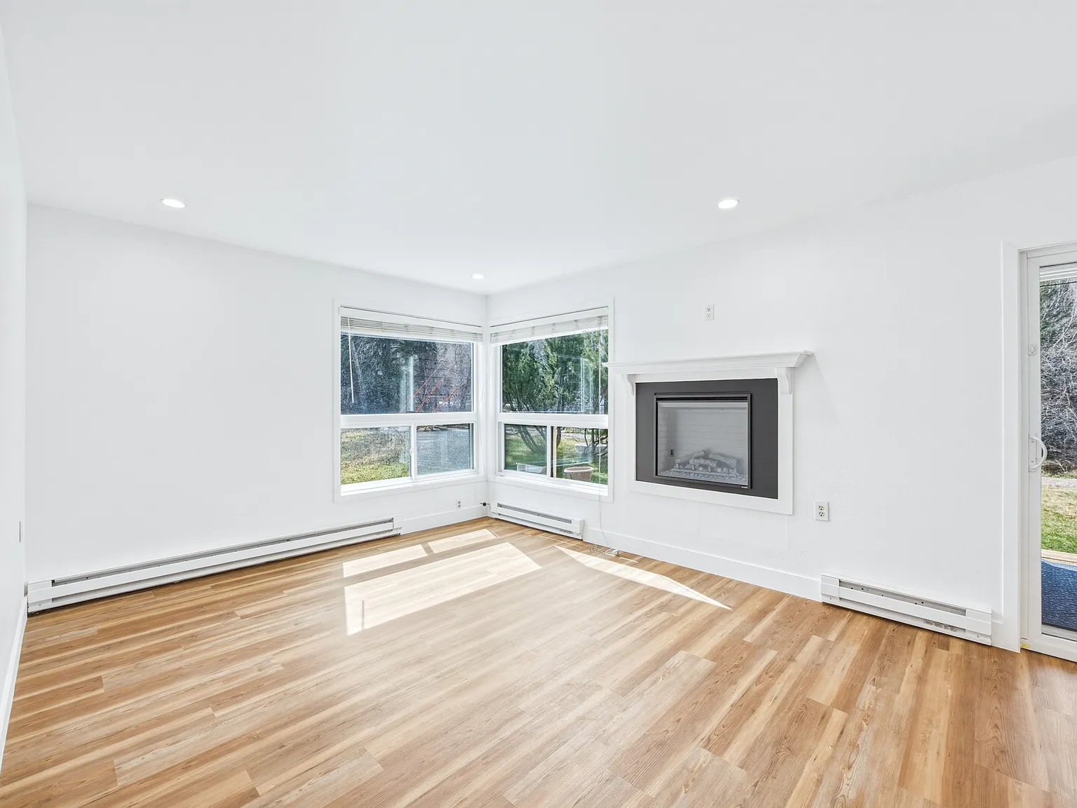2 bed, 929 sqft, $3,550 — Photo 3