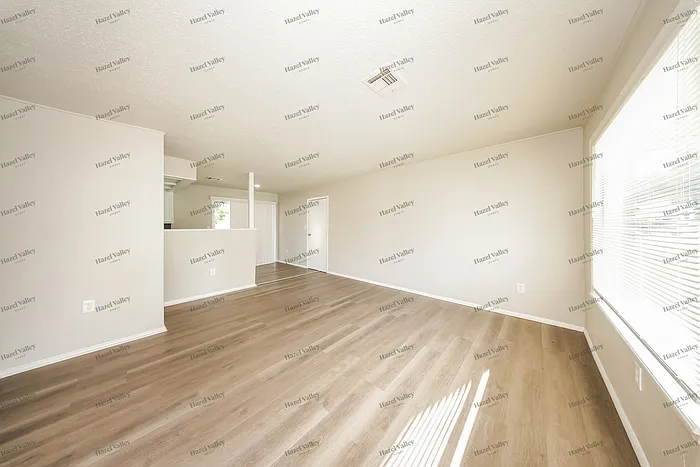 3 bed, 2.0 bath, 1043 sqft, $1,250 — Photo 3