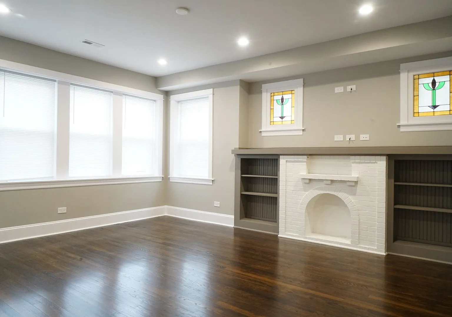 Pf-Arg, 2620 N Springfield Series — Photo 1
