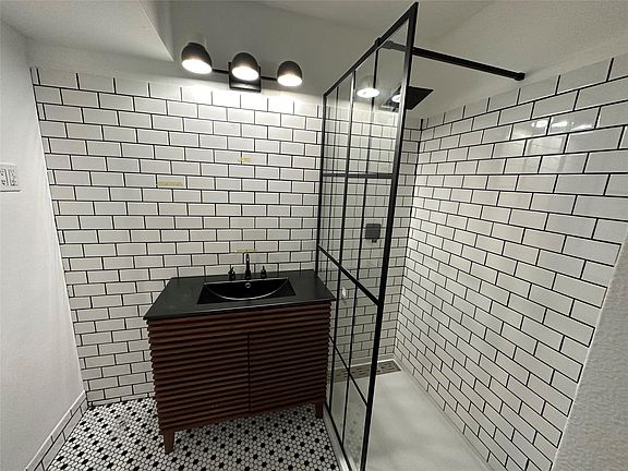 3rd image of 1906 Binz St APT 1