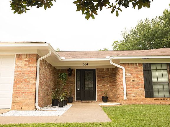 3rd image of 604 Craig Dr