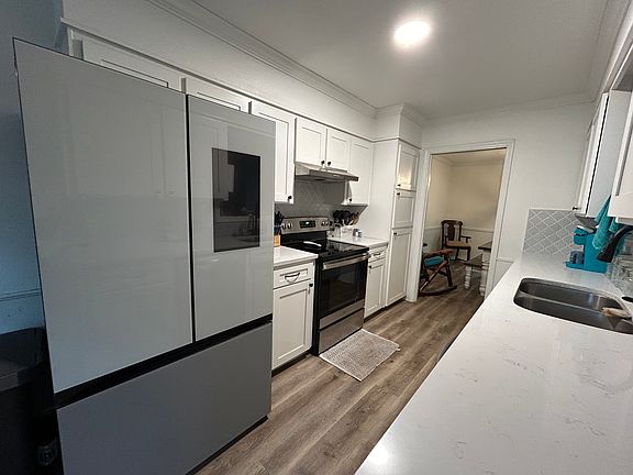 4th image of 226 Country Ln