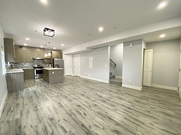4th image of 722 Coopland Cres #2