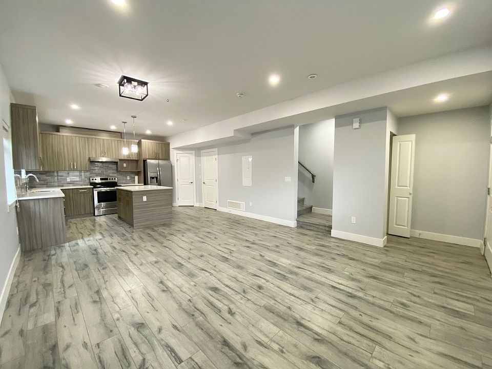 1st image of 722 Coopland Cres #3