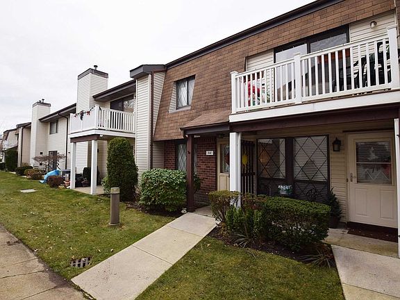 2nd image of 32 Cambridge Dr W