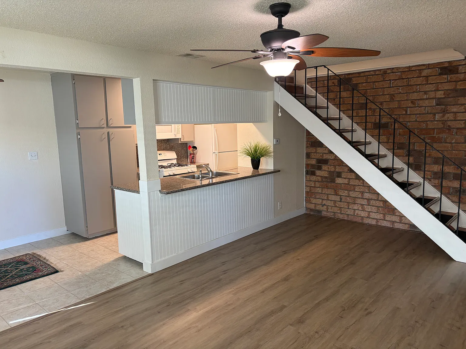 2 bed, 860 sqft, $1,800 — Photo 2