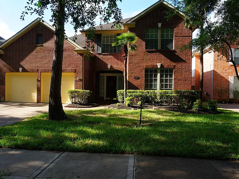 2114 Madewood Dr — Photo 1