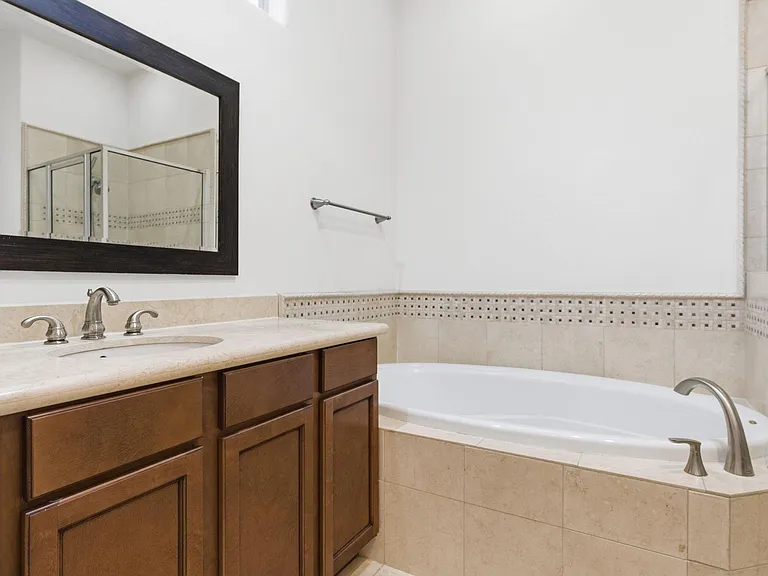 1303 Sherwood Point Ln — Photo 34