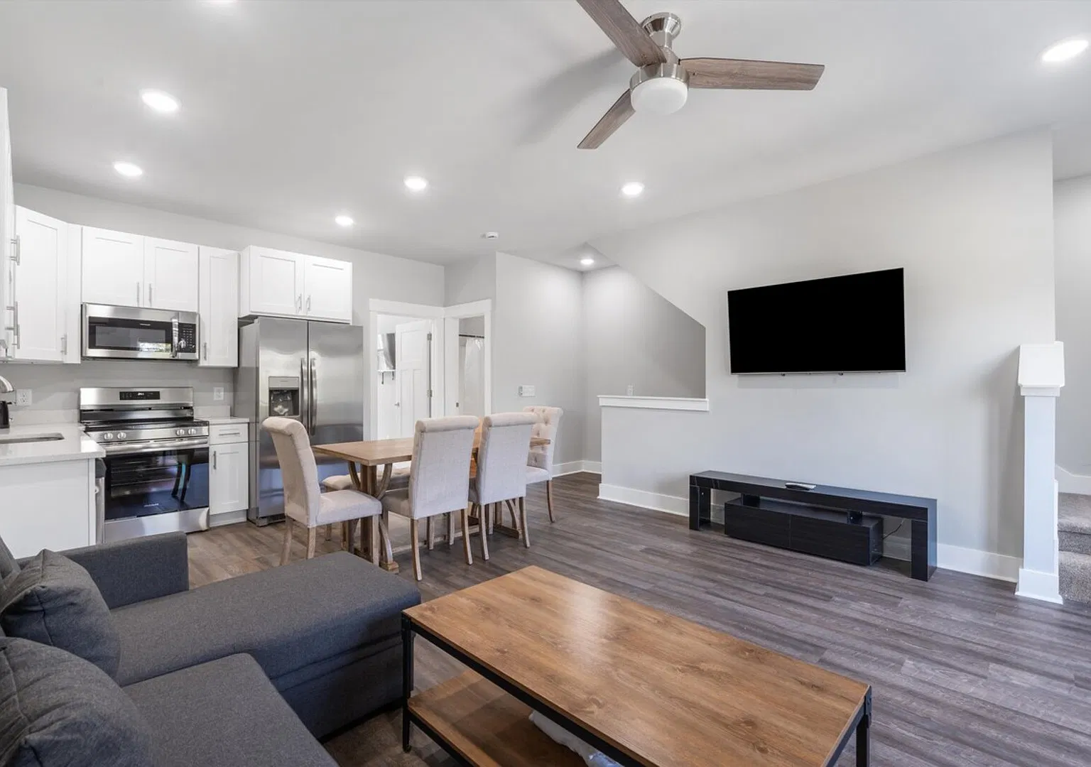 Massive 3 bedroom home close to downtown! — Photo 4
