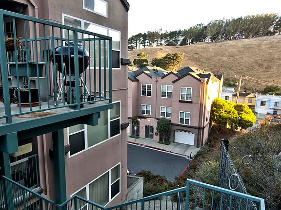 2nd image of 215 Stoneridge Ln