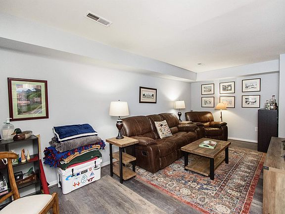 3rd image of 323 Charles St