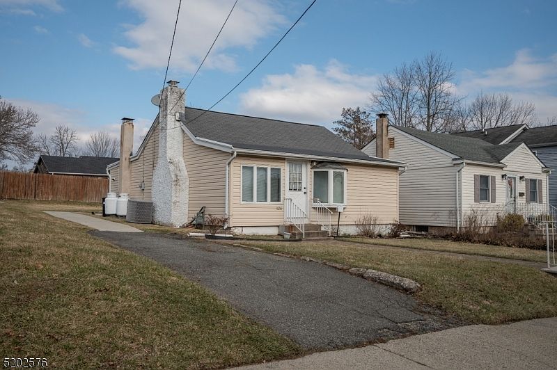 1st image of 126 Hiawatha Blvd
