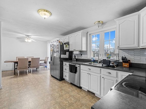 3rd image of 11 Russell Rd