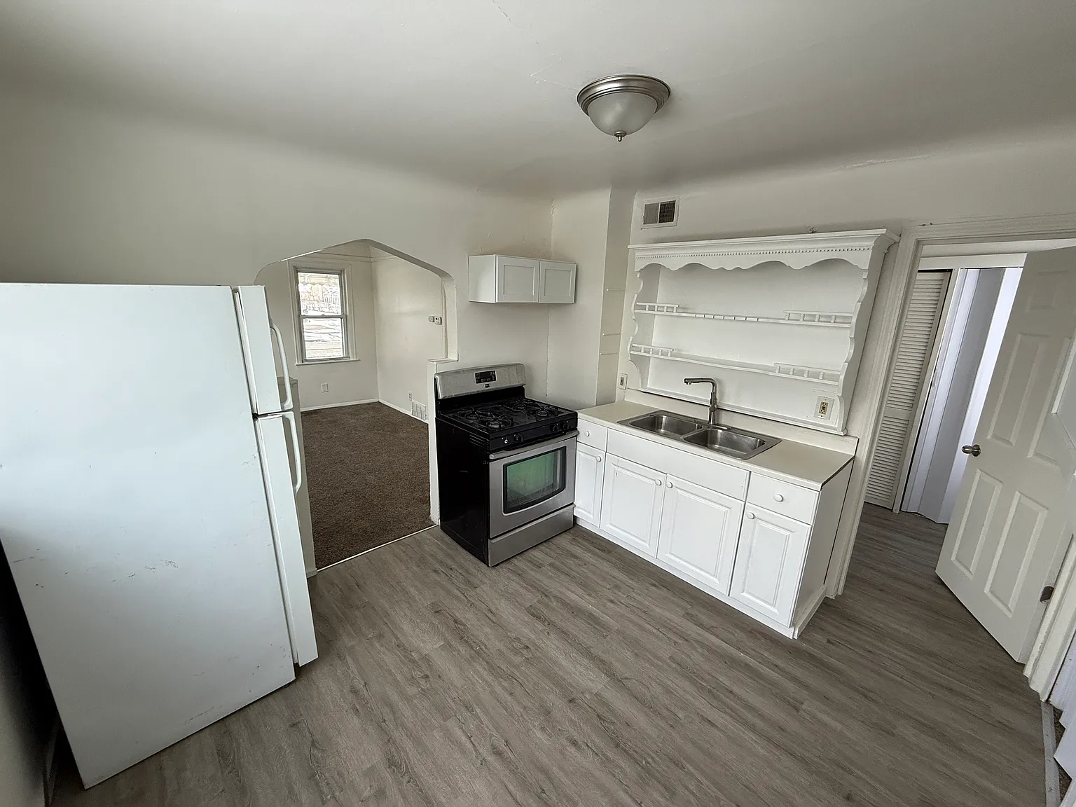 3 bed, 1200 sqft, $1,350 — Photo 4