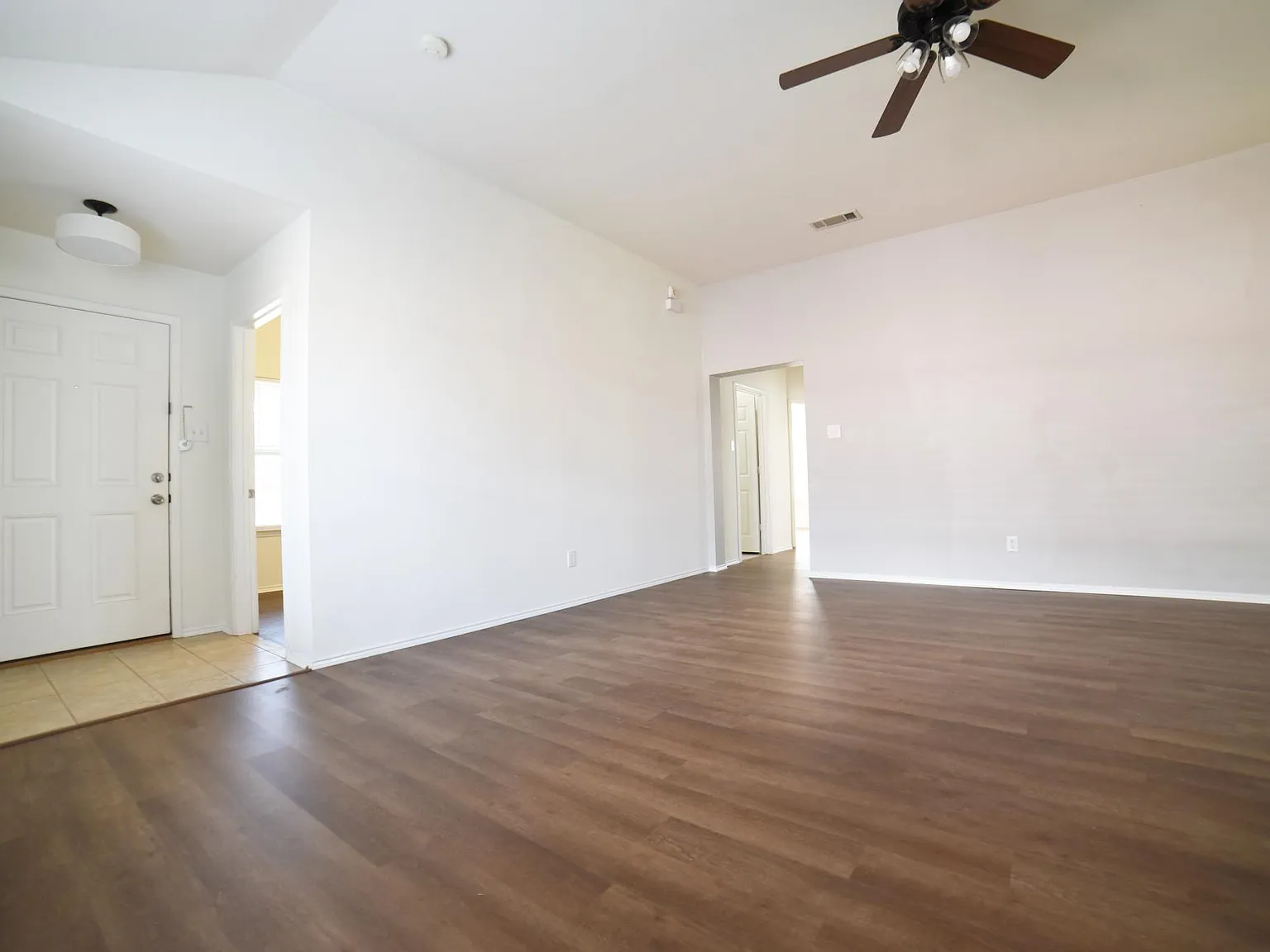208 Meadow Lark Ln — Photo 2