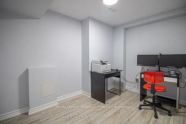 32 Crombie St #BASEMENT — Photo 16