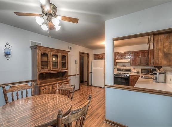 3rd image of 903 N 141st St