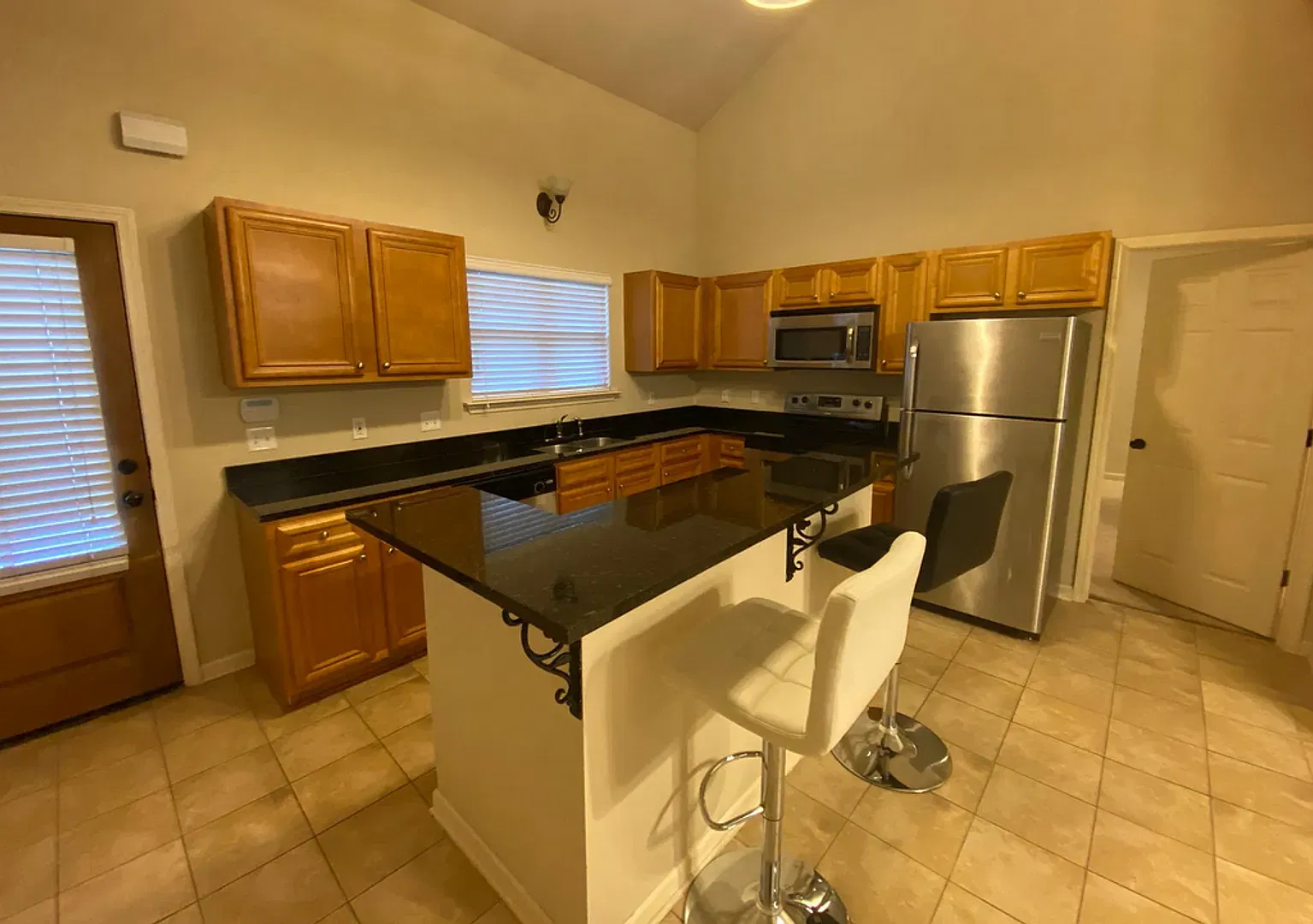 4 BD/4.5 BA — Photo 2