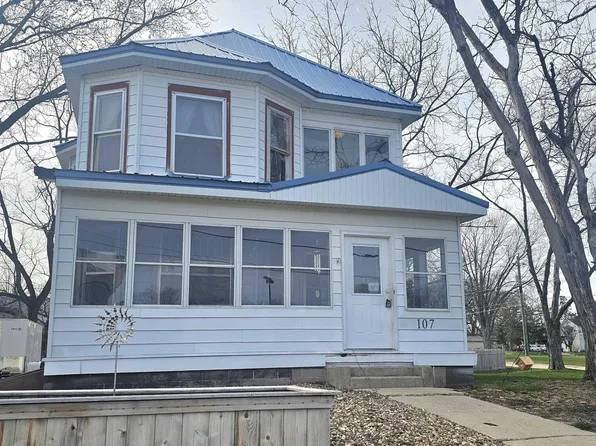 107 3rd Ave NW, Independence, IA 50644