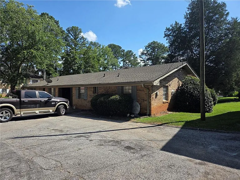 897 Six Oaks Cir #B — Photo 1
