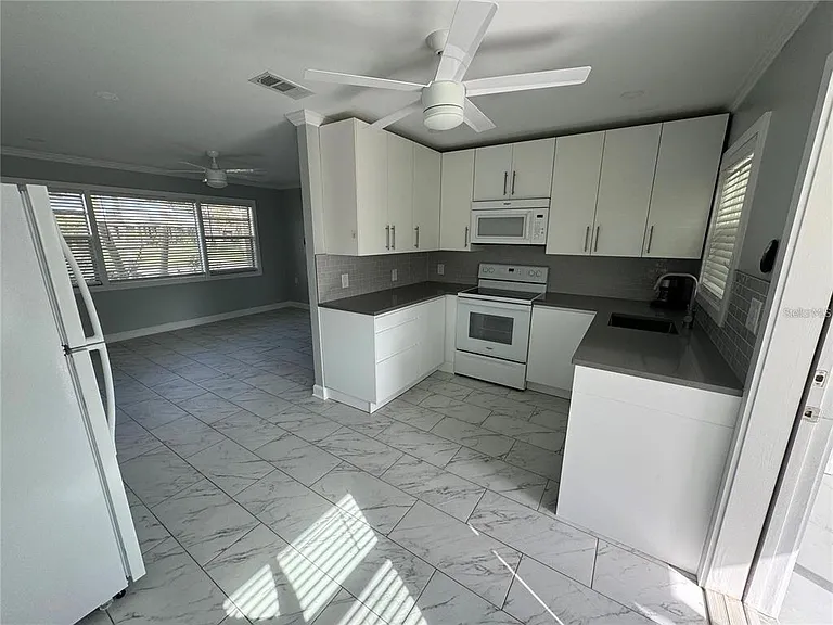 301 W Colonia Ln — Photo 2