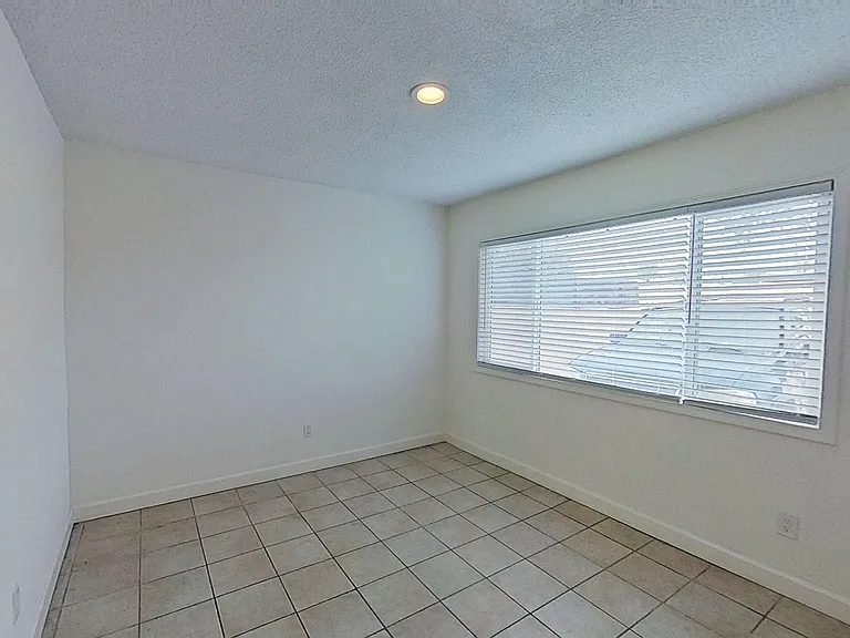 619 E Walnut St — Photo 9