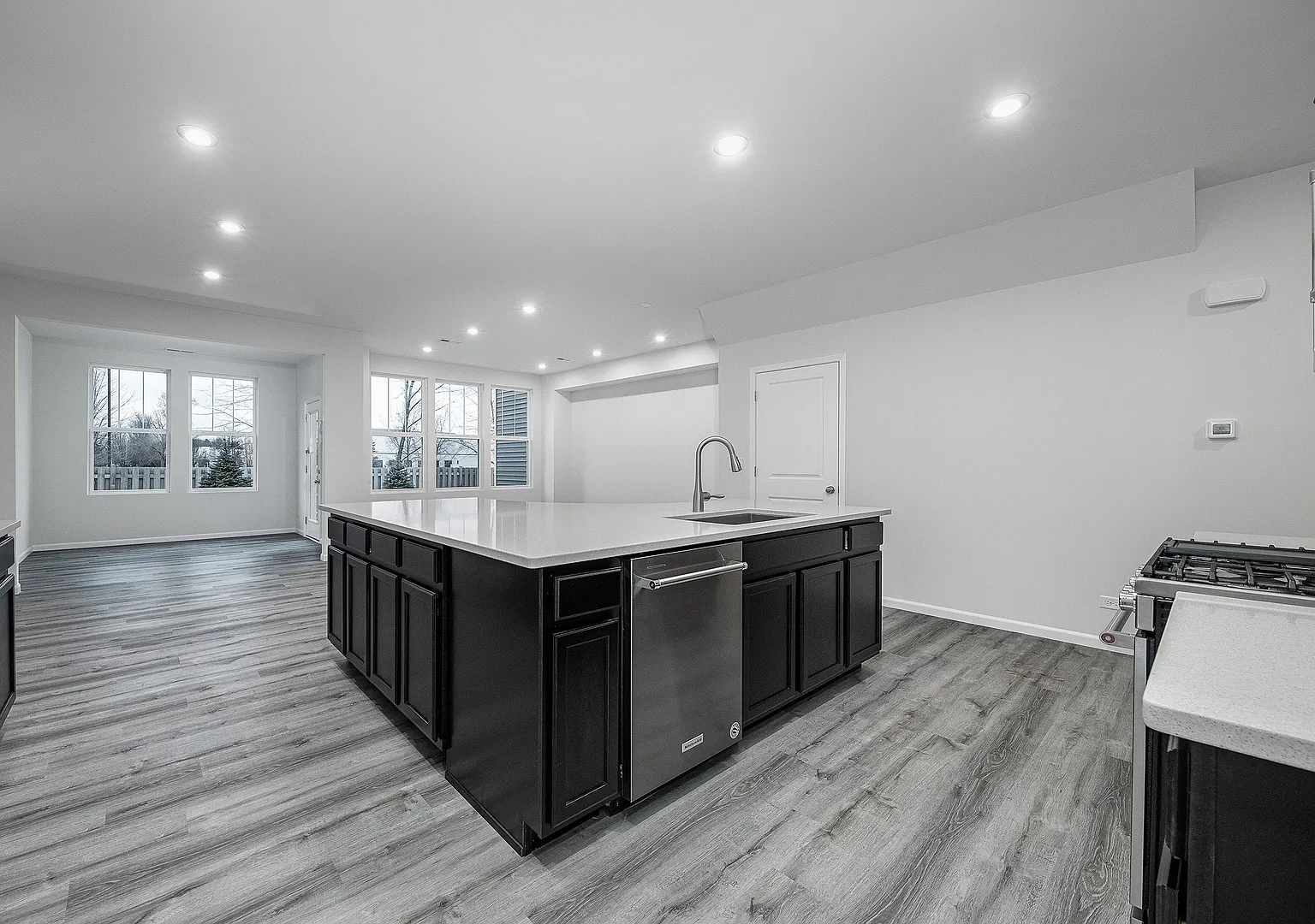 3 bed, 2.5 bath, 2601 sqft, $3,200 — Photo 3