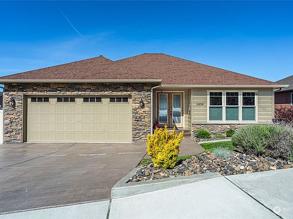 3rd image of 2626 Catalina Avenue