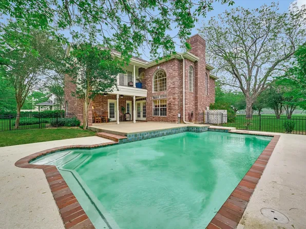 220 Two Mile Ln, Smithville, TX 78957