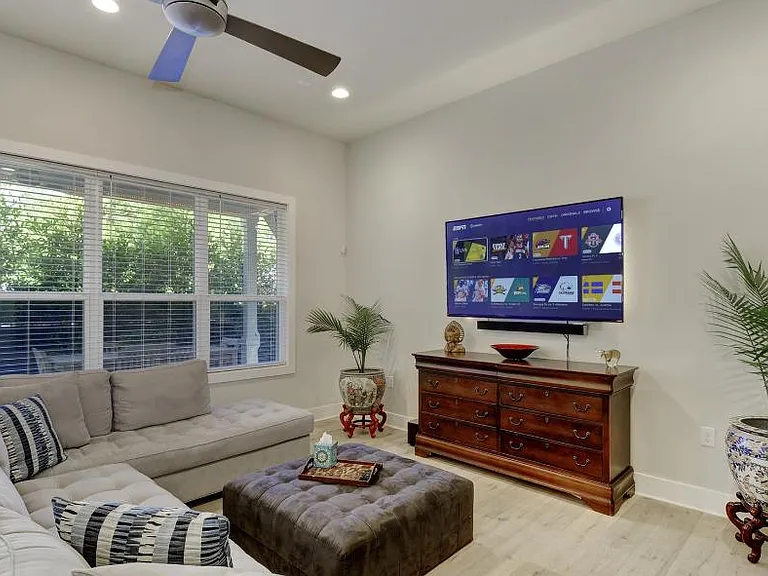 2910 Rio Grande St — Photo 4