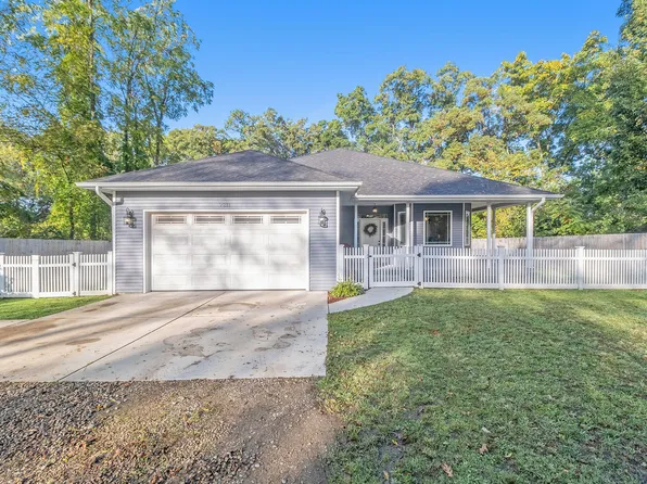 7811 N 39th St, Augusta, MI 49012