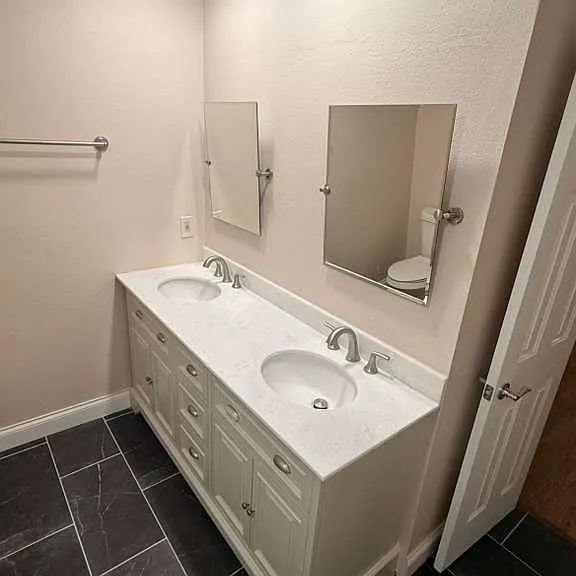 Fully renovated primary bathroom (2nd floor)