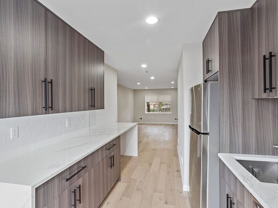 1st image of 523 Bloomfield Ave #2E