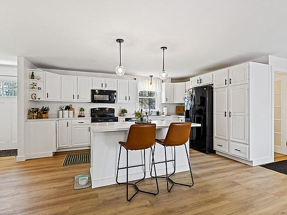 3rd image of 816 Riverside Drive
