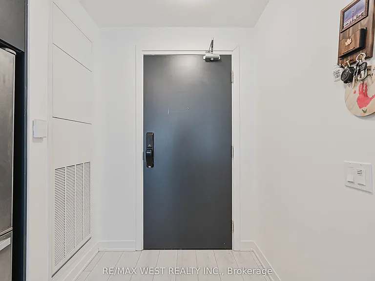 405 Dundas St W #421 — Photo 9
