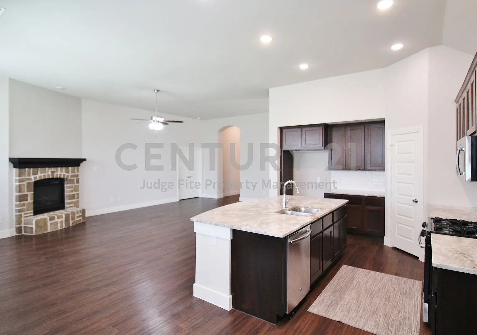 Gorgeous 4/3.5/2 in Forney For Rent! — Photo 3