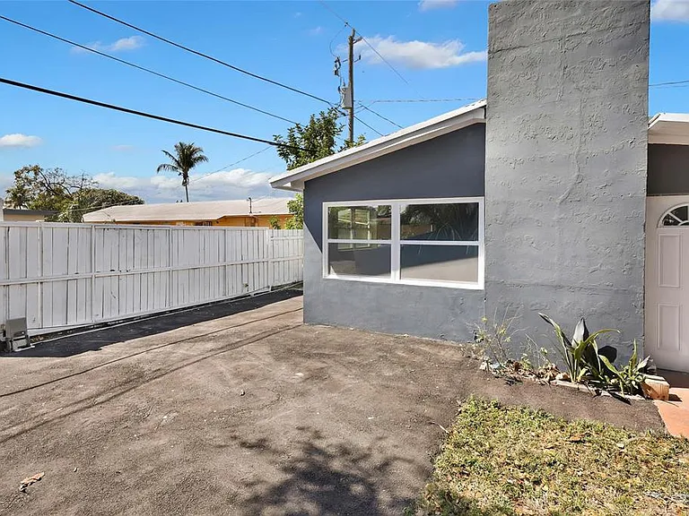 249 SW 12th St — Photo 10
