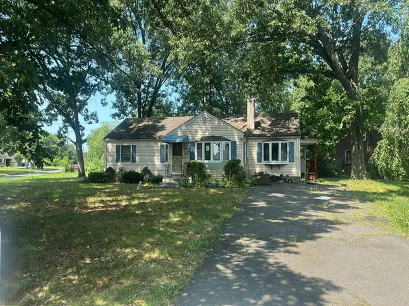39 Darien Dr, Windsor Locks, CT 06096