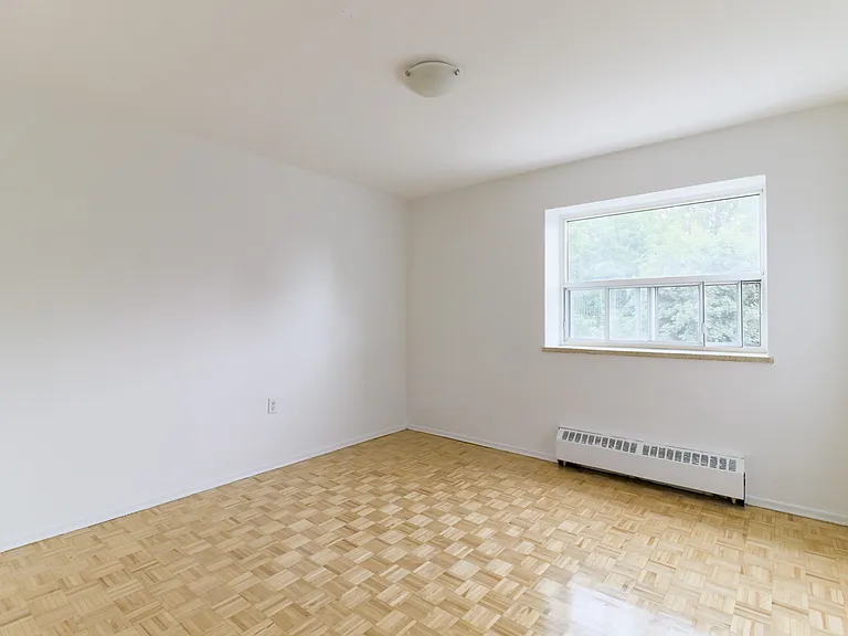 345 Lakeshore Rd W — Photo 23