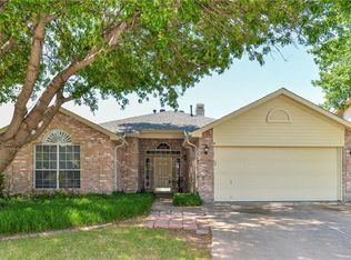 900 Petra Ct, Arlington, TX 76017