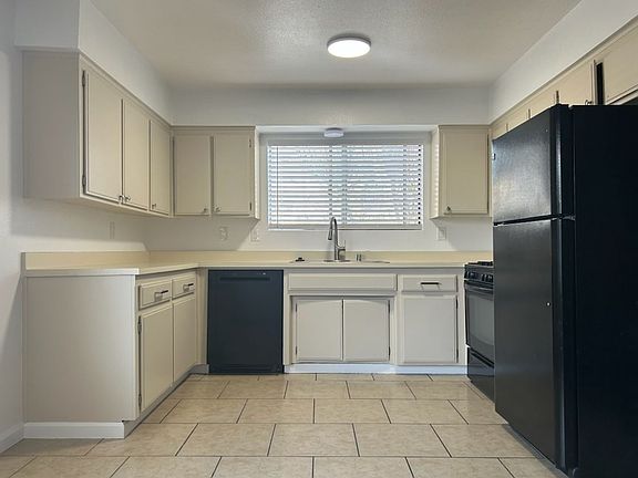 3rd image of 824 Capehart Ct APT C