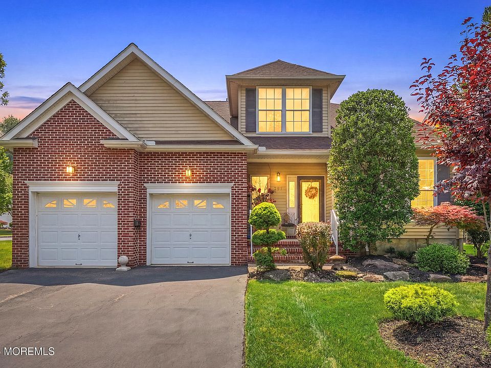 1st image of 207 Bradwick Way