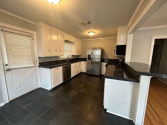 4th image of 916 Ratcliff St