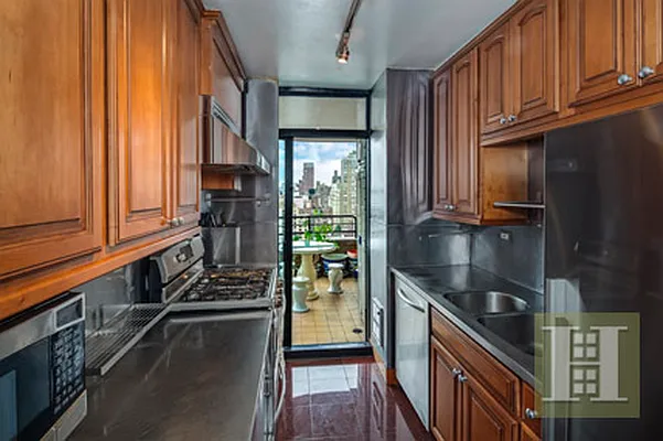 Rented by Halstead Real Estate | media 39