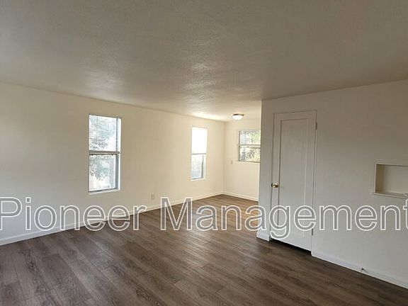 5th image of 626 NE Polk St