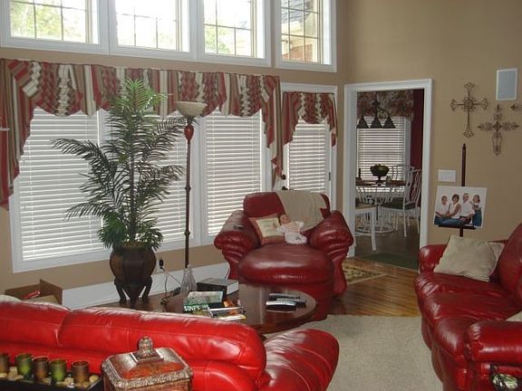 Vaulted Ceiling & Hardwood Floors