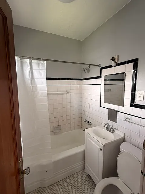 651 Norton Street - Up-East — Photo 4